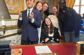 2024_25-Musee-Grevin-with-_President-Macron_